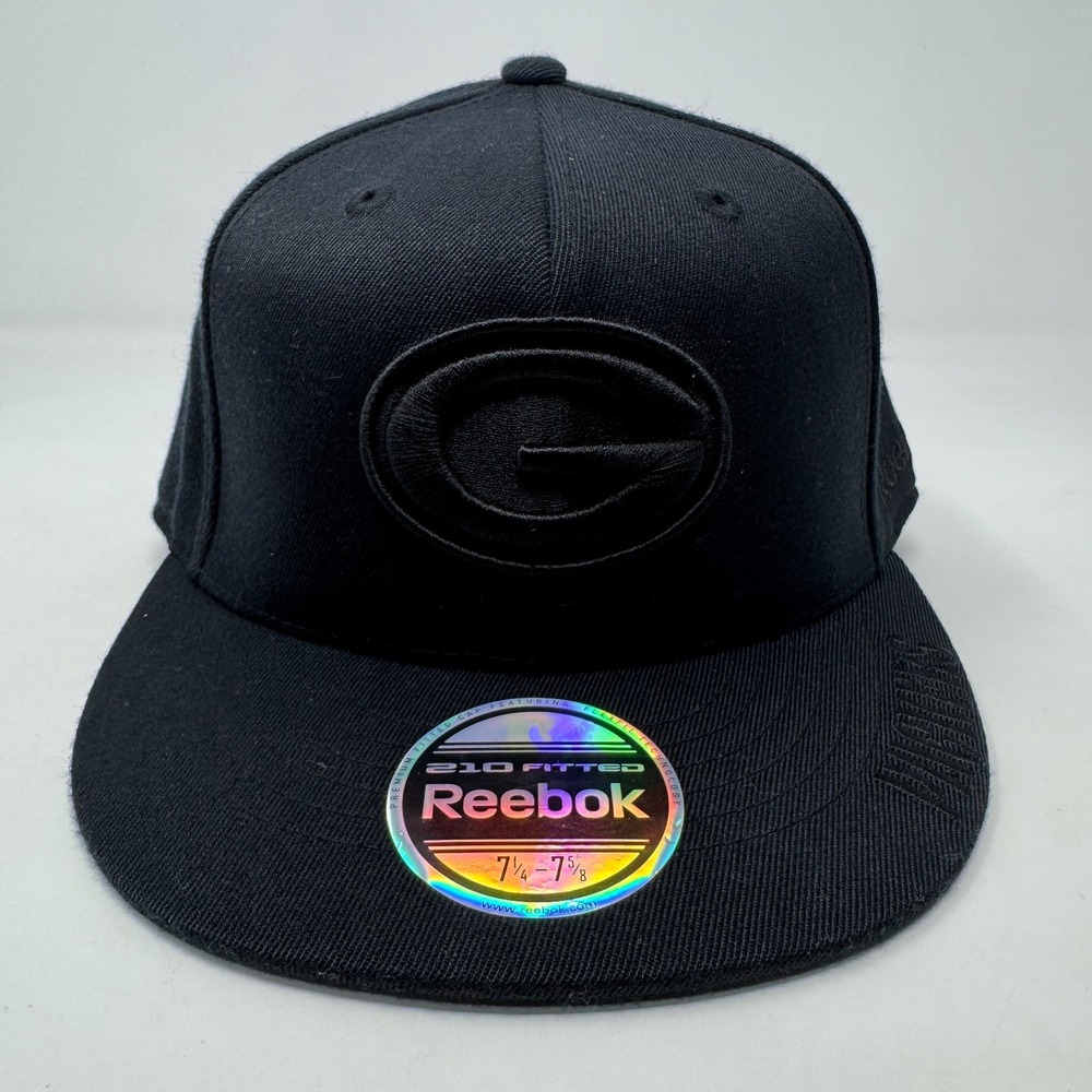 Vintage Green Bay Packers Blackout Hat Cap Flat Bill by‎ Reebok Size 7 1/4 7 5/8